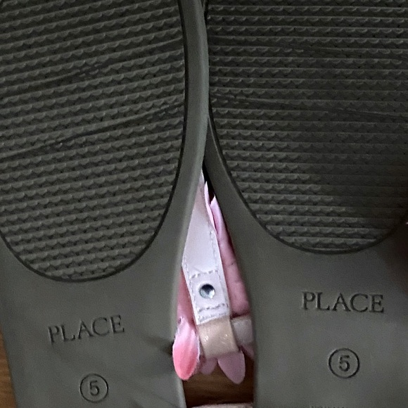 NWT.  Childrens Place big girls sandals.  Size 5. - Picture 2 of 3